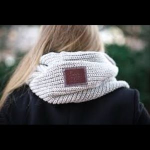 ✨NWT✨Love Your Melon // Infinity Scarf